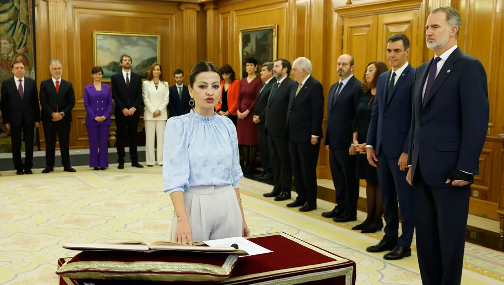 La nueva ministra de Infancia y Juventud, Sira Rego, promete el cargo ante el rey
