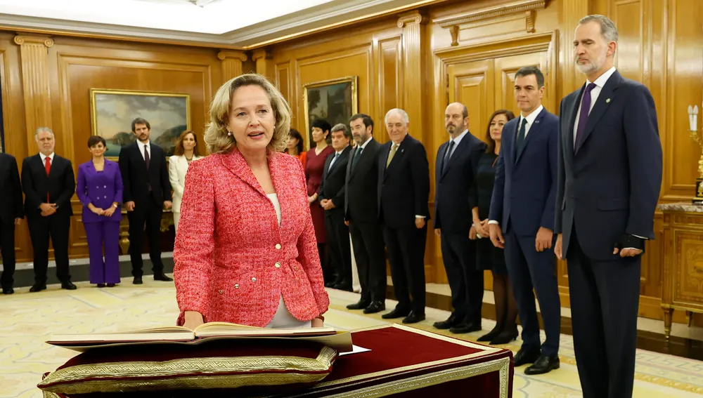 La vicepresidenta primera y ministra de Asuntos Económicos, Nadia Calviño, promete su cargo ante el rey 