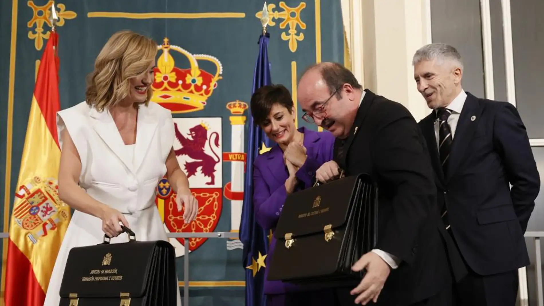 El ministro de Deportes saliente, Miquel Iceta, le entrega su cartera a Pilar Alegría