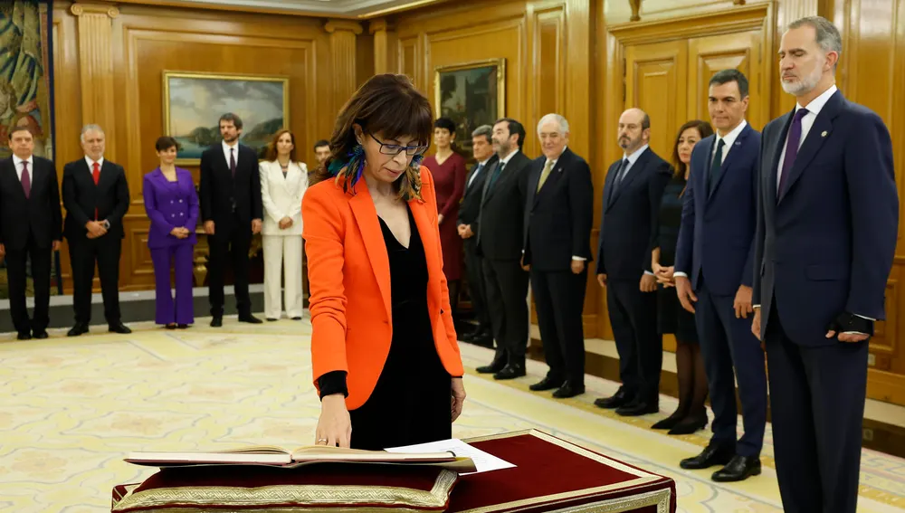 La nueva ministra de Igualdad, Ana Redondo, promete el cargo ante el rey