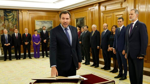 El nuevo ministro de Transportes y Movilidad Sostenible, &Oacute;scar Puente, promete el cargo ante el rey