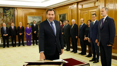 El nuevo ministro de Transportes y Movilidad Sostenible, Óscar Puente, promete el cargo ante el rey El nuevo ministro de Transportes y Movilidad Sostenible, Óscar Puente, promete el cargo ante el rey