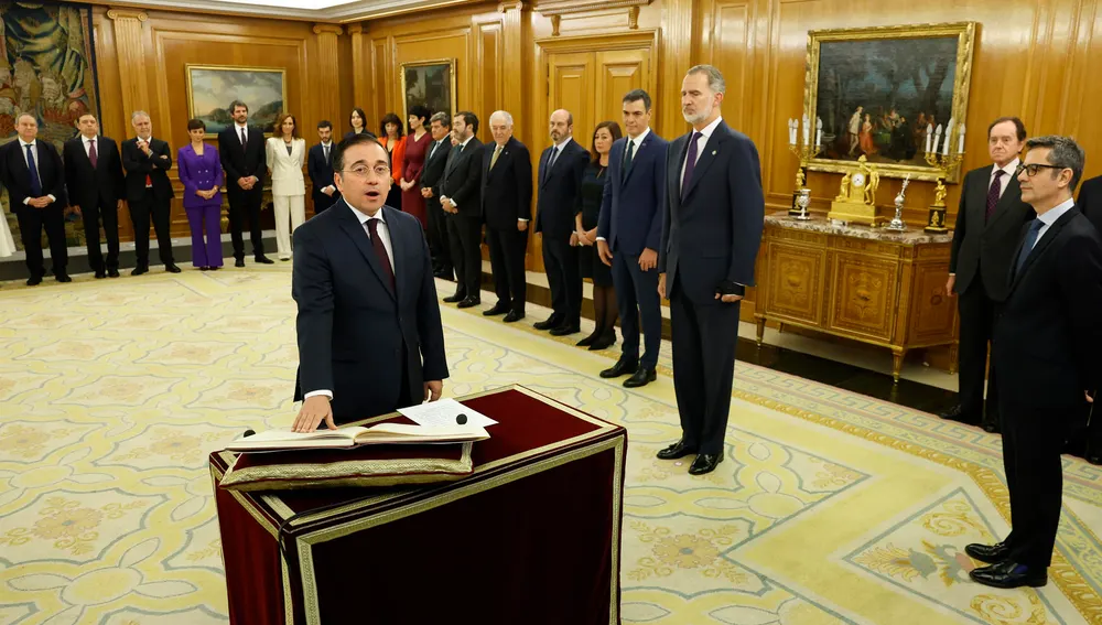 El ministro de Asuntos Exteriores, José Manuel Albares, promete su cargo ante el rey