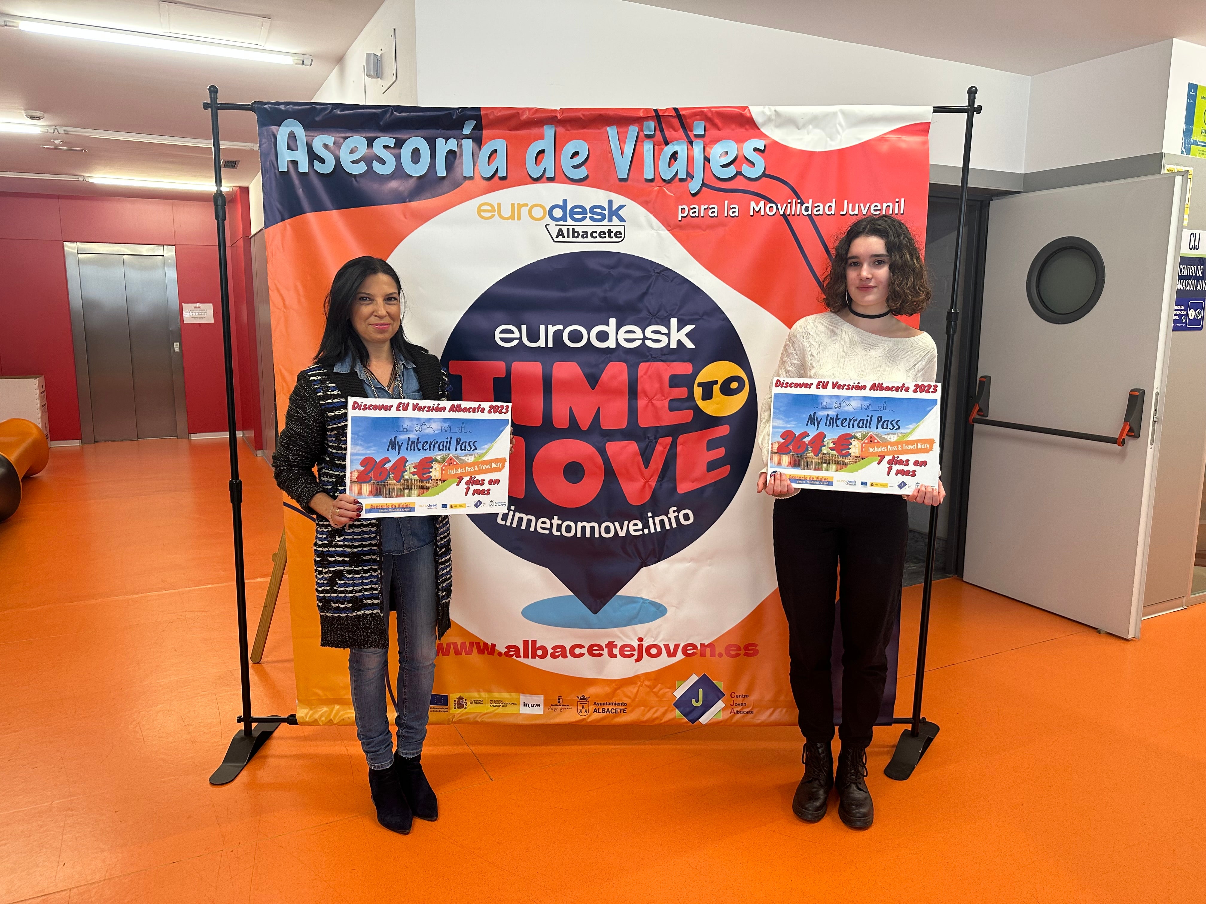 El Ayuntamiento entrega dos pases de interrail para fomentar la movilidad europea El Ayuntamiento entrega dos pases de interrail para fomentar la movilidad europea