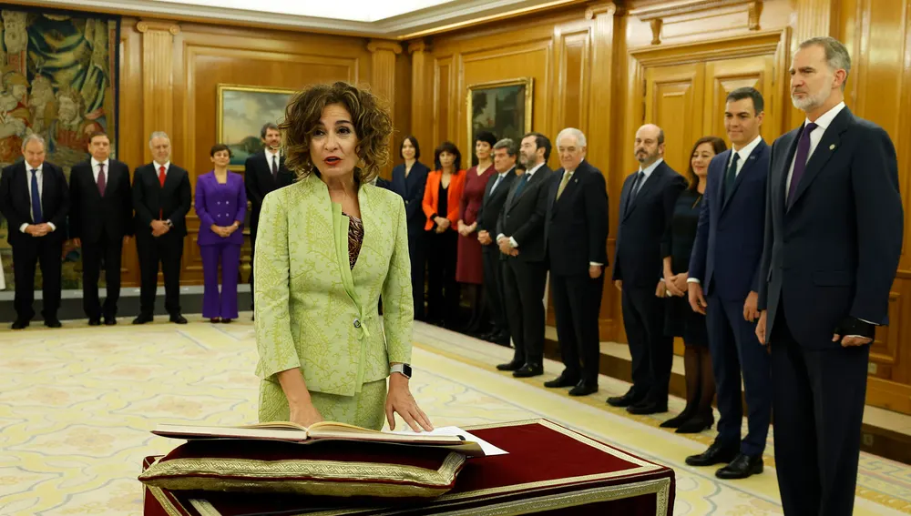 La vicepresidenta cuarta y ministra de Hacienda, María Jesús Montero, promete su cargo ante el rey