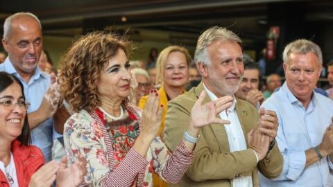 La ministra de Hacienda y vicesecretaria general del PSOE, María Jesús Montero y el hoy expresidente canario y nuevo titular de Política Territorial, Ángel Víctor Torres (d), el pasado 14 de mayo de 2023, en Las Palmas de Gran Canaria