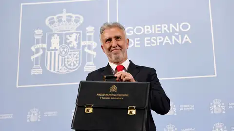 El nuevo ministro de Política Territorial y Memoria Democrática, Ángel Víctor Torres tras recibir la cartera de Política Territorial y Memoria Democrática El nuevo ministro de Política Territorial y Memoria Democrática, Ángel Víctor Torres tras recibir la cartera de Política Territorial y Memoria Democrática