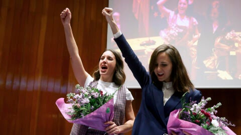 Las ex ministras de Podemos Ione Belarra e Irene Montero, tras asisir al acto de traspaso de cartera de los ministerios de Igualdad e Infancia y Juventud