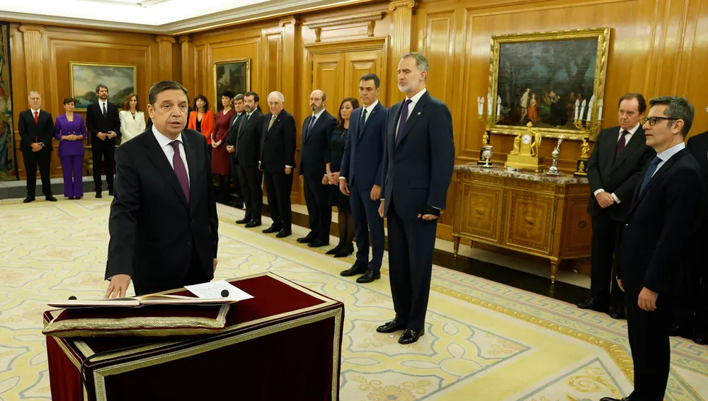 El ministro de Agricultura, Luis Planas, que repite cartera, promete el cargo ante el rey