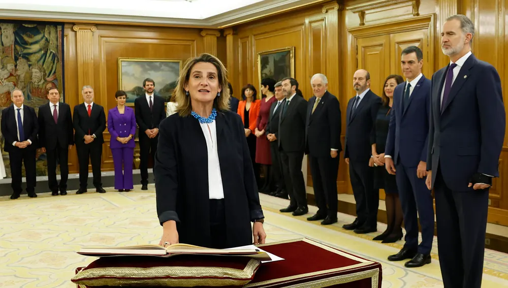 La vicepresidenta tercera y ministra de Transición Ecológica, Teresa Ribera, promete su cargo ante el rey