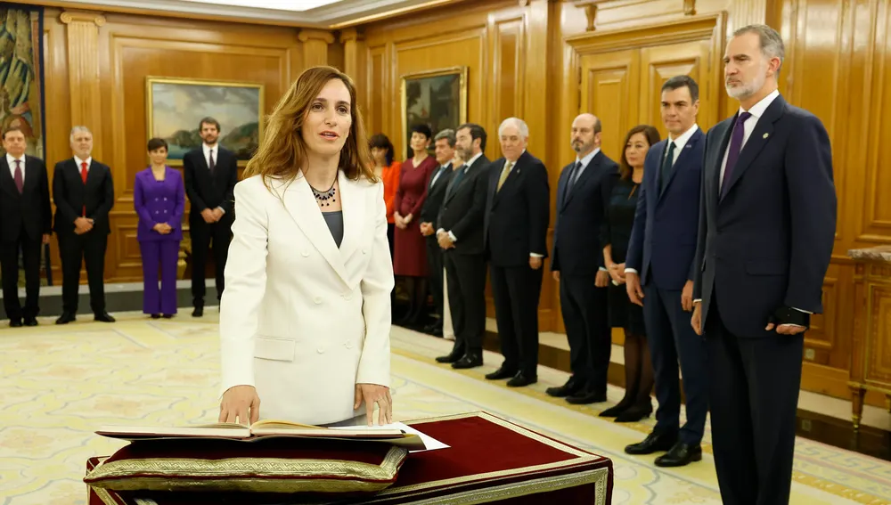 La nueva ministra de Sanidad, Mónica García, promete el cargo ante el rey