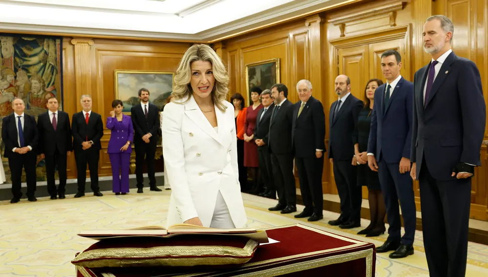 La vicepresidenta segunda y ministra de Trabajo, Yolanda Díaz, promete su cargo ante el rey