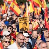 Cientos de personas durante una manifestación contra la amnistía, en Cibeles, a 18 de noviembre de 2023, en Madrid (España).