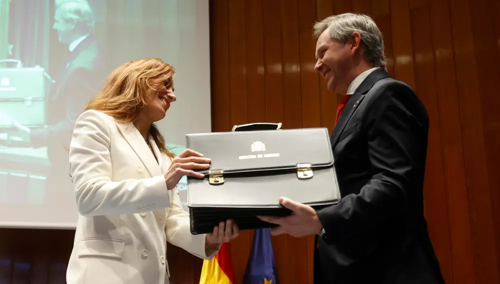 La nueva ministra de Sanidad, Mónica García, recibe su nueva cartera a manos del ex ministro José Miñones