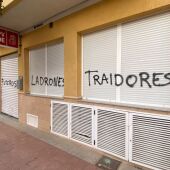 El PSPV-PSOE condena los ataques con insultos y pintadas a sus sedes en la Vega Baja 