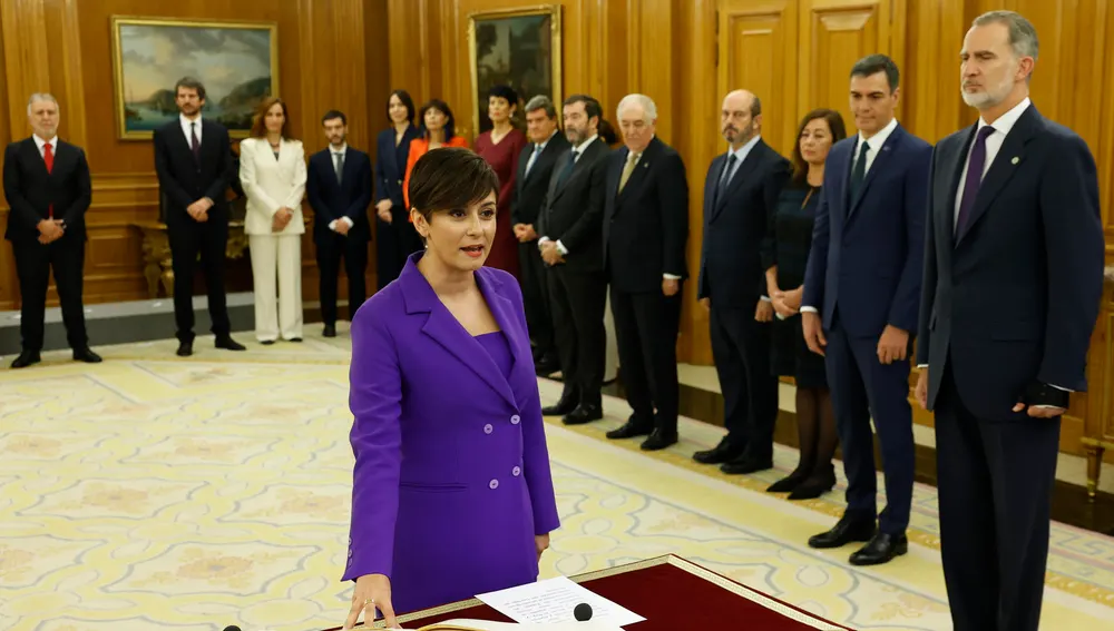 La nueva ministra de Vivienda y Agenda Urbana, Isabel Rodríguez, promete el cargo ante el rey