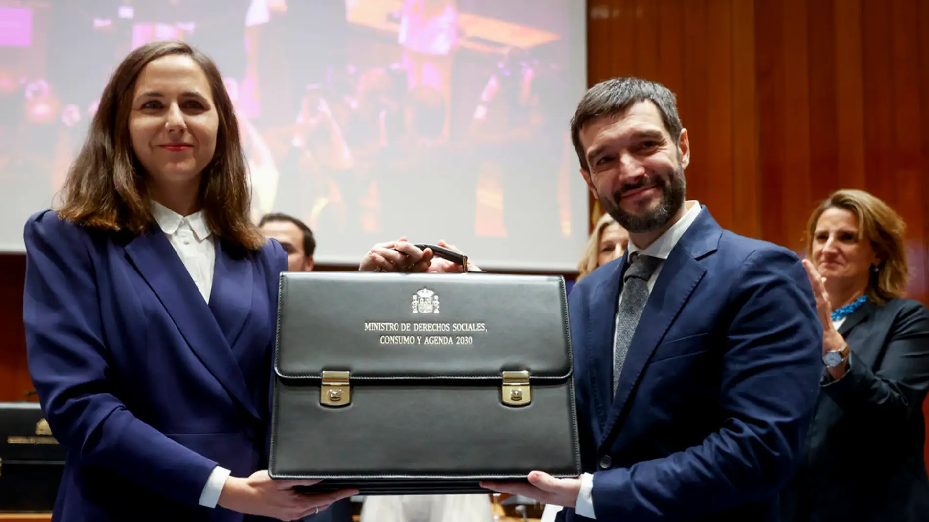 El nuevo ministro de Derechos Sociales, Consumo y Agenda 2030, Pablo Bustinduy, recibe la cartera de Ione Belarra/ EFE/Juan Carlos Hidalgo