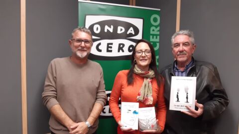 Eugenia Sánchez Rodríguez y Manuel Avilés con Juan Carlos Fresneda 