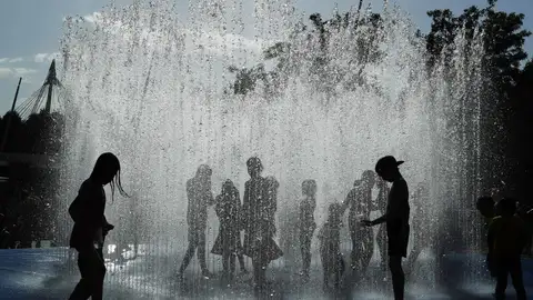 Personas mojándose y aclimatándose en una fuente muertes por calor en Europa