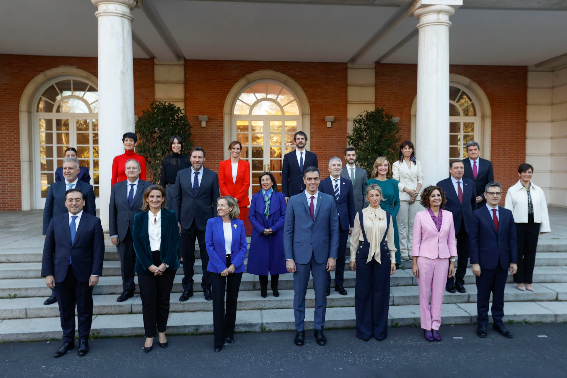 El nuevo Ejecutivo arranca la legislatura con la tradicional foto de familia en Moncloa El nuevo Ejecutivo arranca la legislatura con la tradicional foto de familia en Moncloa