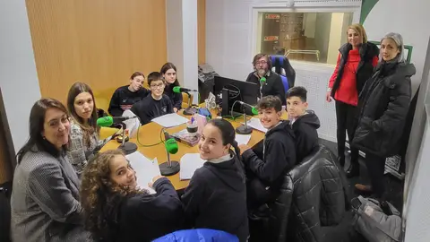 Tertulia violencia de género con los colegios Luis Vives y Santo Angel de Ourense Tertulia violencia de género con los colegios Luis Vives y Santo Angel de Ourense