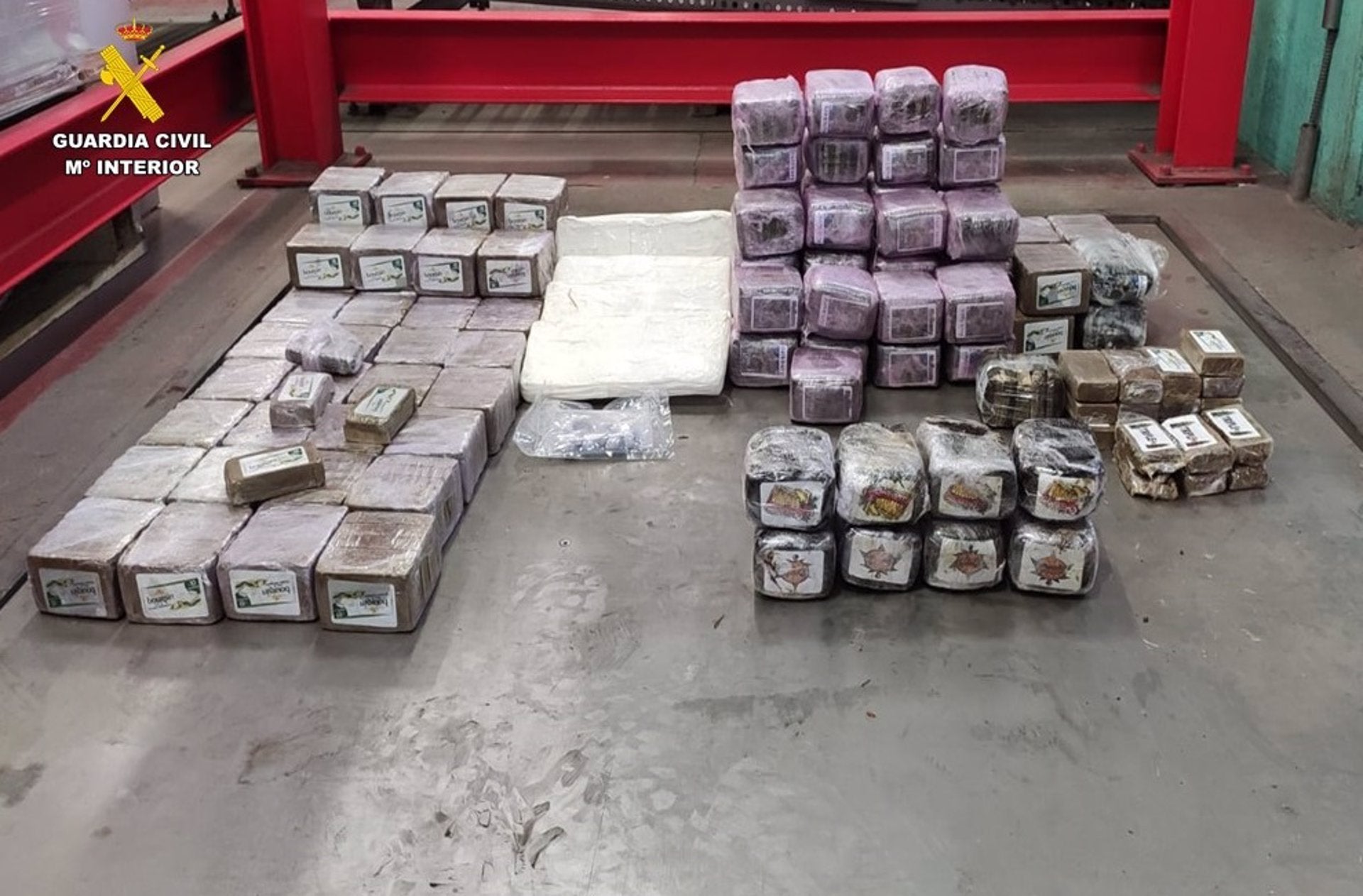Detenidas dos personas por tráfico de drogas en la A-4 a la altura de Valdepeñas Detenidas dos personas por tráfico de drogas en la A-4 a la altura de Valdepeñas