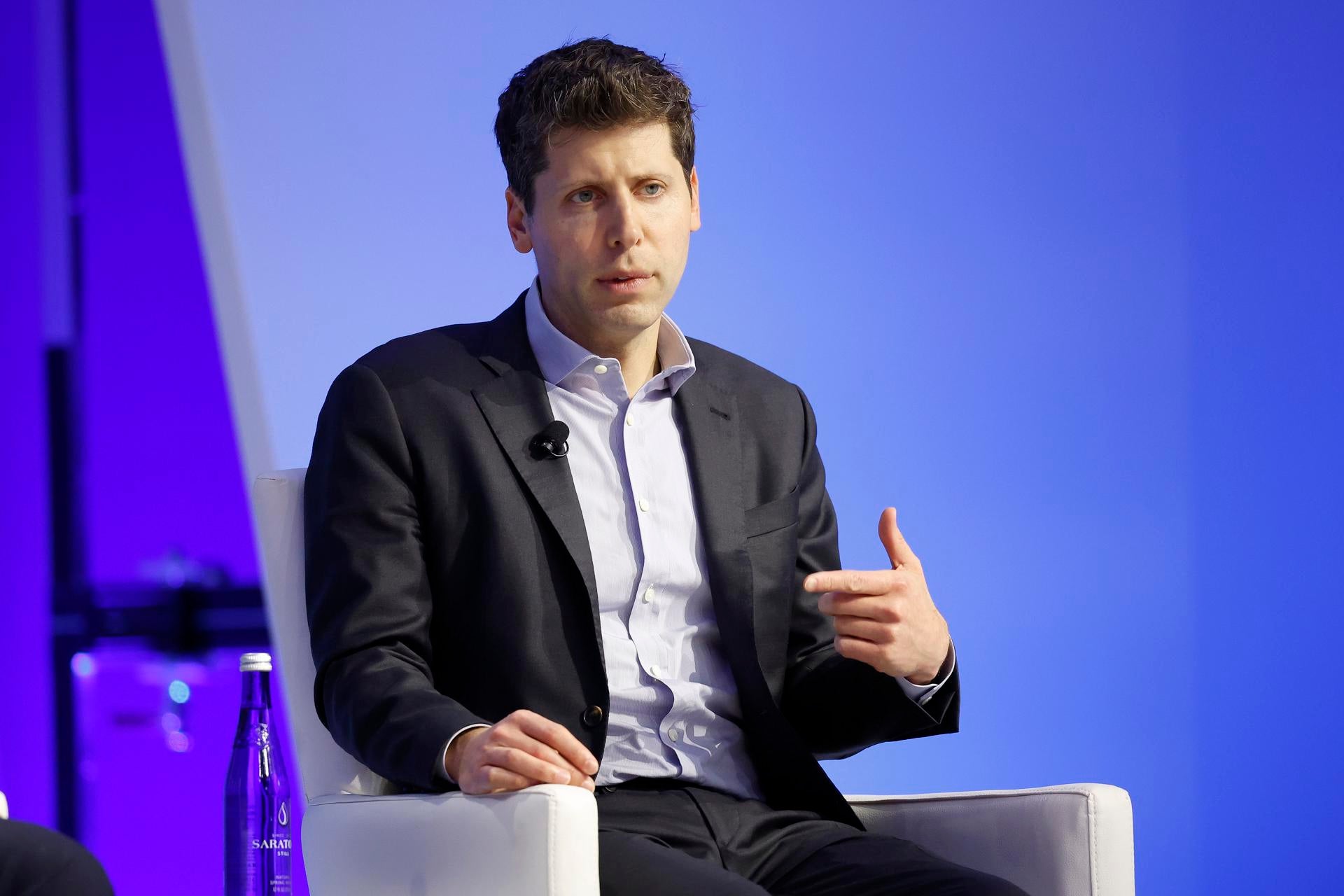 Investigadores de OpenAI advirtieron de un avance que amenazaba a la humanidad antes de la destitución de Altman Investigadores de OpenAI advirtieron de un avance que amenazaba a la humanidad antes de la destitución de Altman