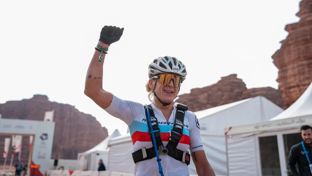 La ilicitana Ariadna Ródenas celebra la victoria en la Titan Desert de Arabia Saudí 2023 La ilicitana Ariadna Ródenas celebra la victoria en la Titan Desert de Arabia Saudí 2023