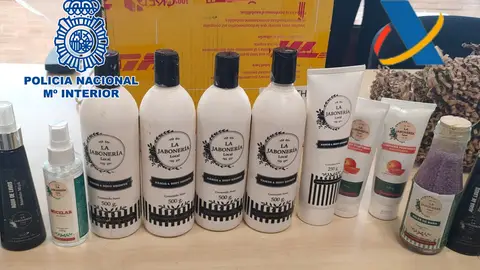 Botes de gel incautados por contener cocaína. Botes de gel incautados por contener cocaína.