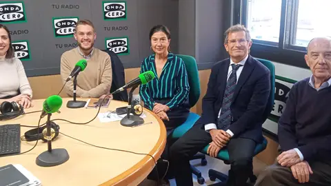 De izq. a dcha., Esther Díez, Mariano Valera, Mayte Vilaseca, Francisco Javier García-Mora y el profesor José Ruíz De izq. a dcha., Esther Díez, Mariano Valera, Mayte Vilaseca, Francisco Javier García-Mora y el profesor José Ruíz