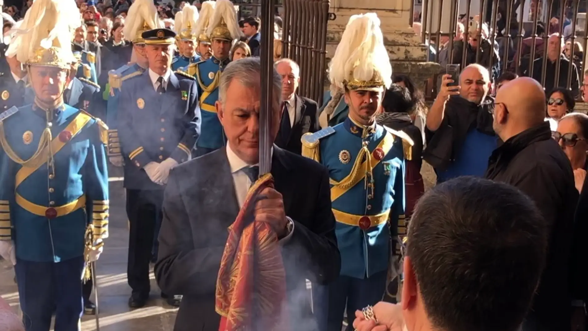 El alcalde de Sevilla porta la espada Lobera del Rey San Fernando 