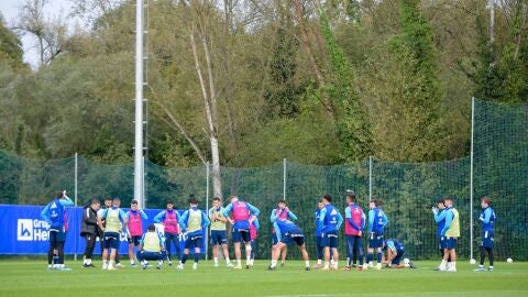 14-11 Los jugadores del Oviedo en un entrenamiento en El Requex&oacute;n