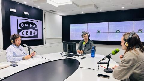 El periodista de 'Catalunya Plural', Joan Cascante, i l'analista financer, Jordi Bayer, debaten sobre l'actualitat pol&iacute;tica a 'La Br&uacute;ixola'.