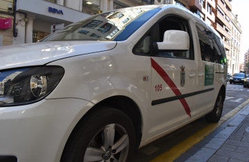 El Ayuntamiento concede ayudas para adquirir tres nuevos taxis adaptados a personas con movilidad reducida El Ayuntamiento concede ayudas para adquirir tres nuevos taxis adaptados a personas con movilidad reducida
