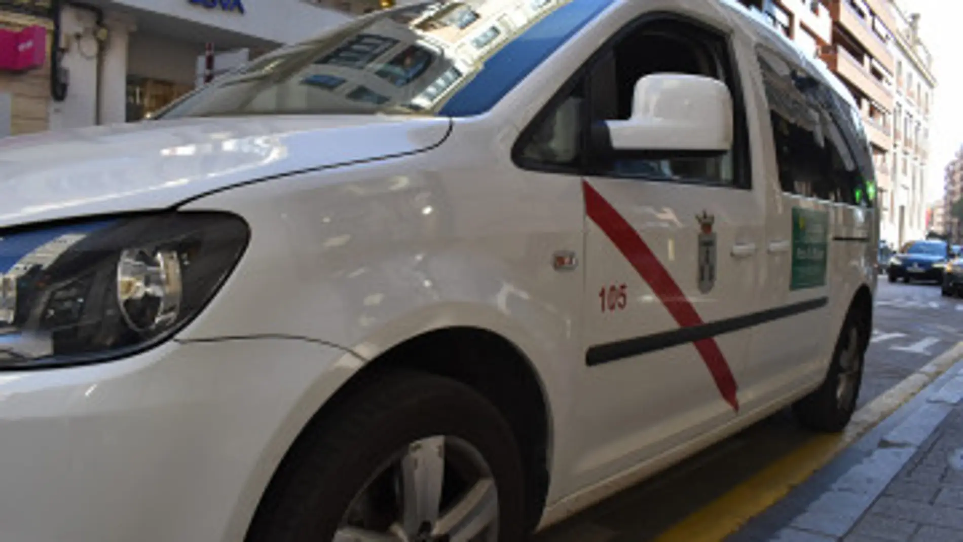 El Ayuntamiento concede ayudas para adquirir tres nuevos taxis adaptados a personas con movilidad reducida