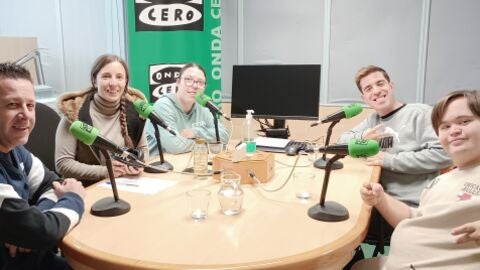 Jes&uacute;s Soria, presidente de TUPUJUME, junto a algunos de los chicos de la asociaci&oacute;n en M&aacute;s de uno Alcal&aacute;