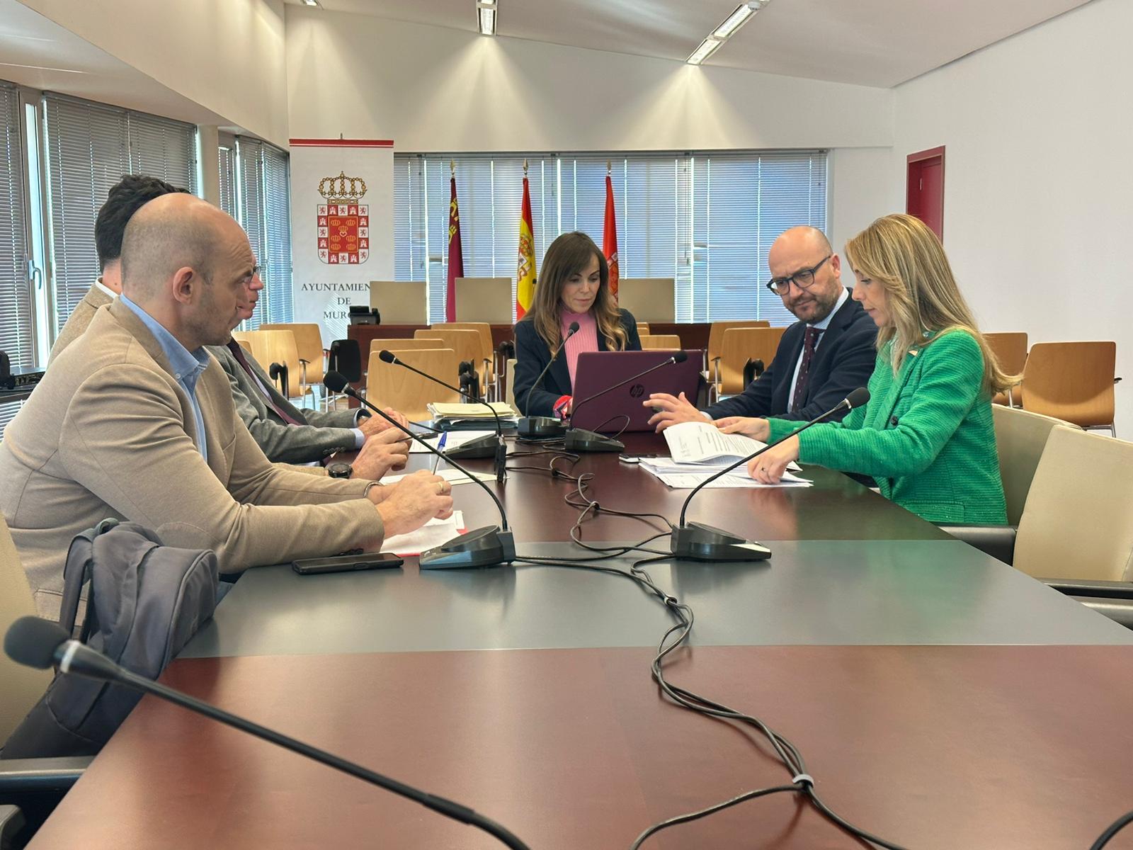 El Ayuntamiento de Murcia constituye la comisión sobre los incendios de Atalayas donde fallecieron 13 personas El Ayuntamiento de Murcia constituye la comisión sobre los incendios de Atalayas donde fallecieron 13 personas