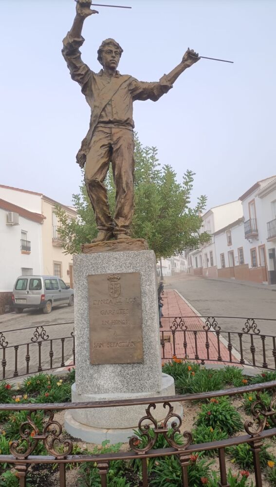 Monumento a los Danzaores de San Sebastián que al son de la gaita y tamboril realizan una danza antiquísima, de origen pastoril, llamada de los “Garrotes”.