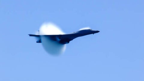 Avi&oacute;n rompe barrera del sonido