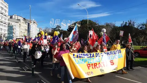 Protesta de las empleadas de limpieza de Correos En A Coruña