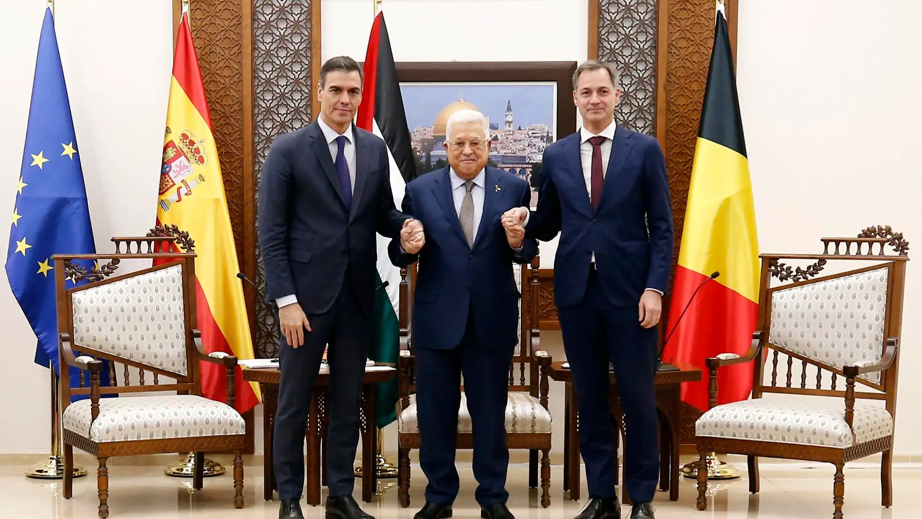 El presidente palestino, Mahmud Abás, junto a Pedro Sánchez y el primer ministro belga, Alexander De Croo.