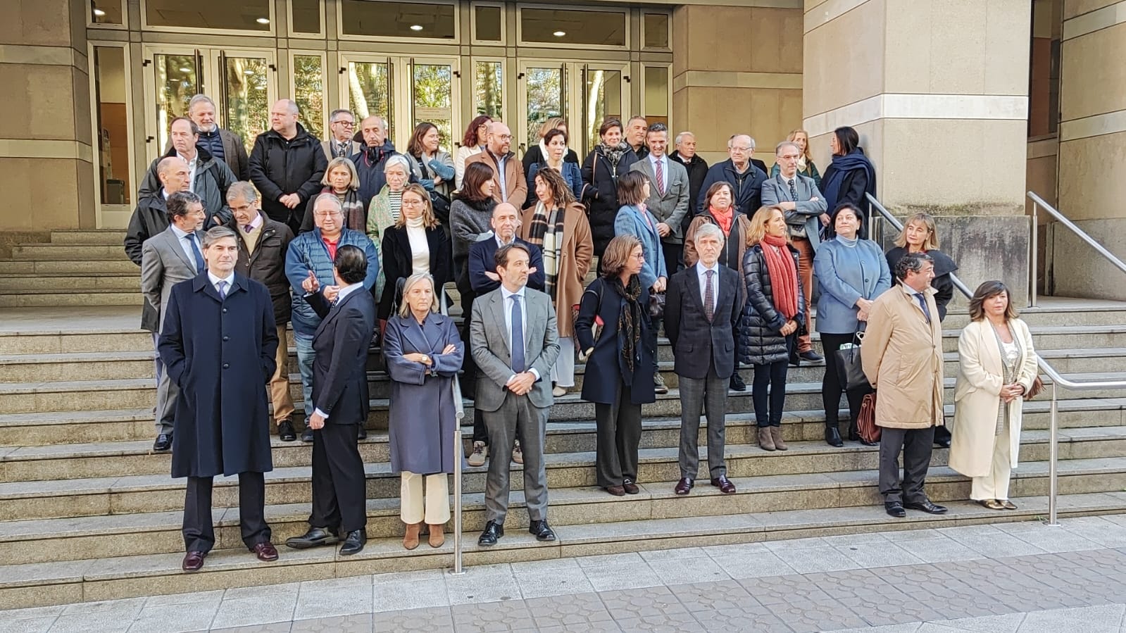 Jueces y fiscales vascos se concentran en defensa de la independencia judicial Jueces y fiscales vascos se concentran en defensa de la independencia judicial