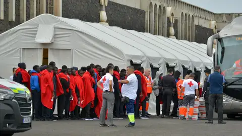 Cruz Roja atiende a un grupo de 91 migranes rescatados cerca de El Hierro el 21 de noviembre de 2023 Cruz Roja atiende a un grupo de 91 migranes rescatados cerca de El Hierro el 21 de noviembre de 2023