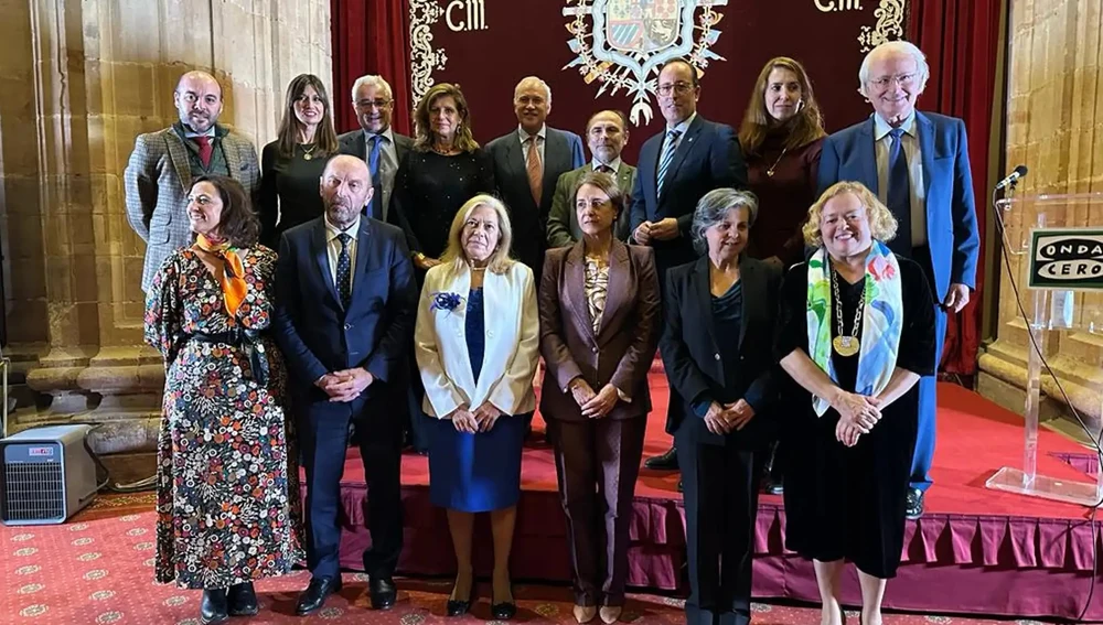 Premiada, jurado y autoridades en foto familia II Premio Mujer Onda Cero Asturias.