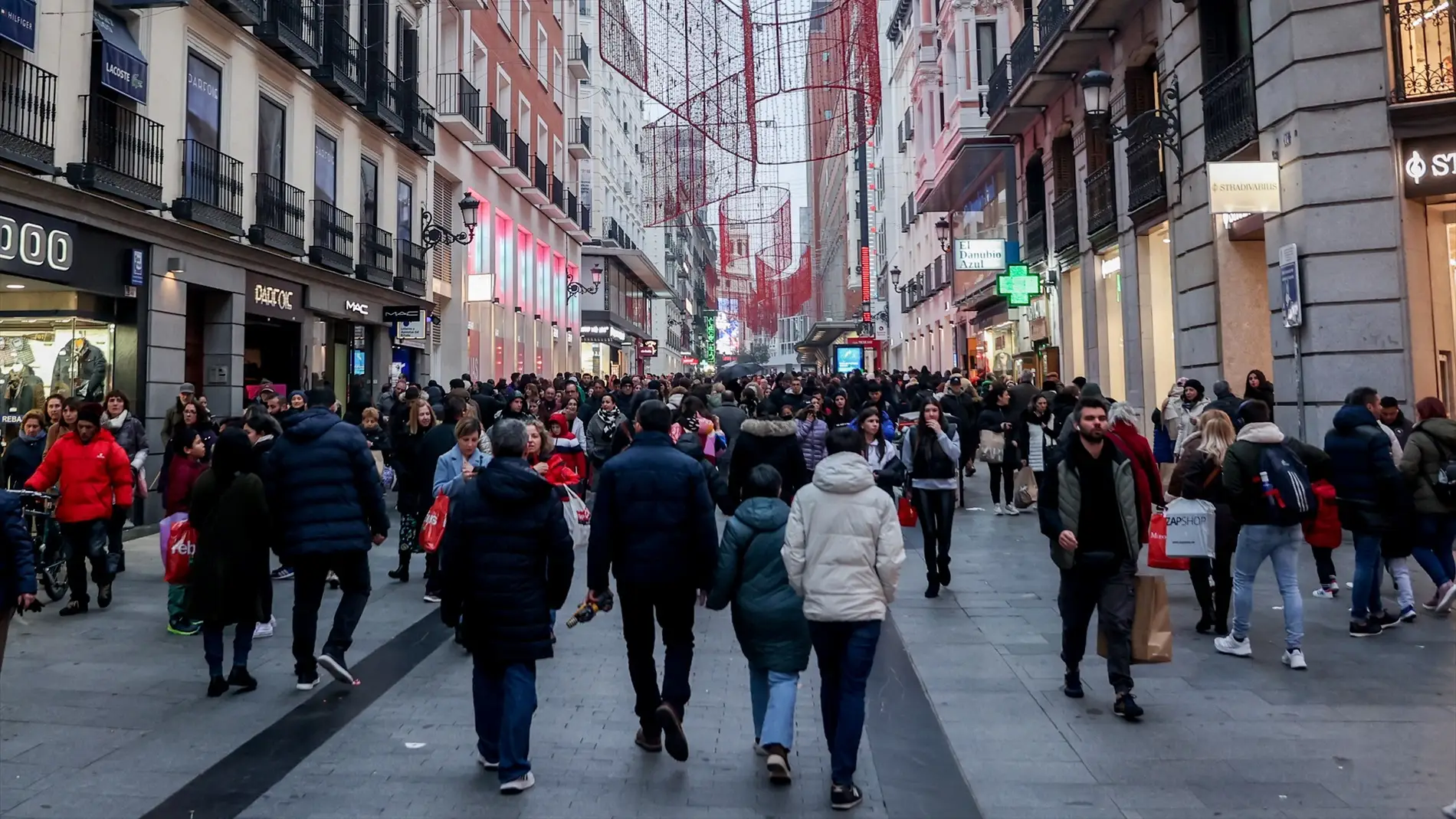 Cientos de personas en la calle comercial de Preciados el pasado año 2022.