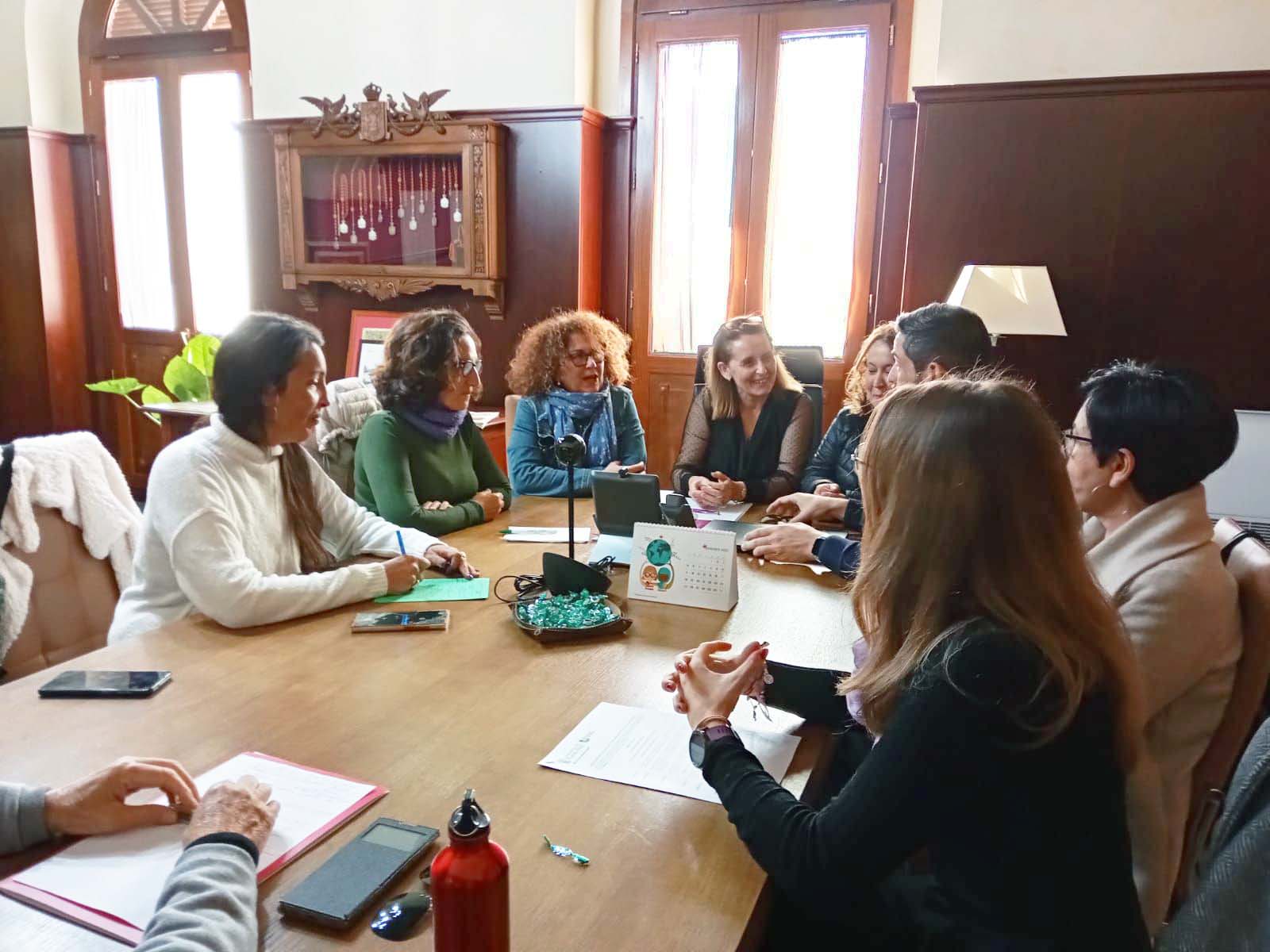 Nueva reunión entre Ayuntamiento y trabajadoras para municipalizar la ayuda a domicilio en Puerto Real Nueva reunión entre Ayuntamiento y trabajadoras para municipalizar la ayuda a domicilio en Puerto Real