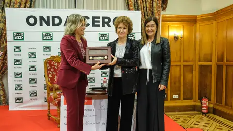 Marta Solana recibe el Premio Mujer Cantabria 2023 Marta Solana recibe el Premio Mujer Cantabria 2023 de manos de Patricia Pérez y María José Sáenz de Buruaga