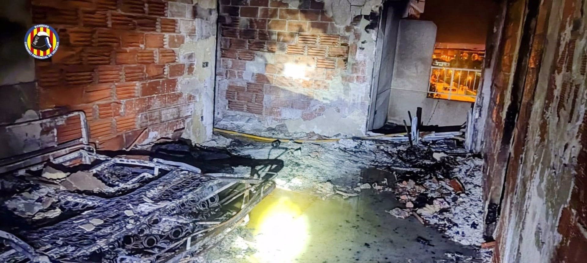 Once heridos por inhalación de humo en el incendio de un edificio de casas de Canet d´en Berenguer Once heridos por inhalación de humo en el incendio de un edificio de casas de Canet d´en Berenguer