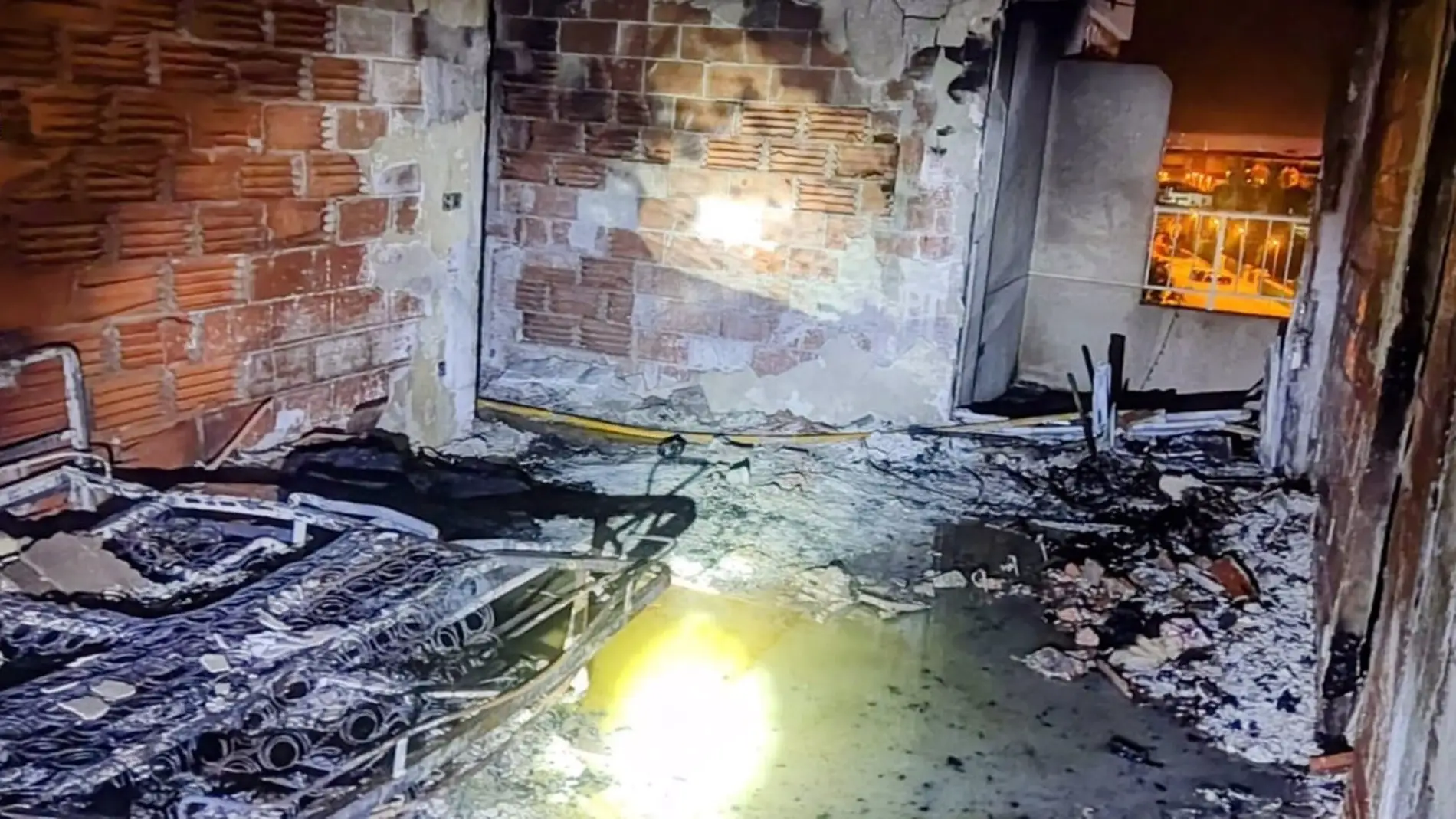 Once heridos por inhalación de humo en el incendio de un edificio de casas de Canet d´en Berenguer