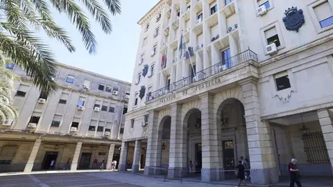 Detalle de la fachada principal de la Audiencia Provincial de Sevilla Detalle de la fachada principal de la Audiencia Provincial de Sevilla